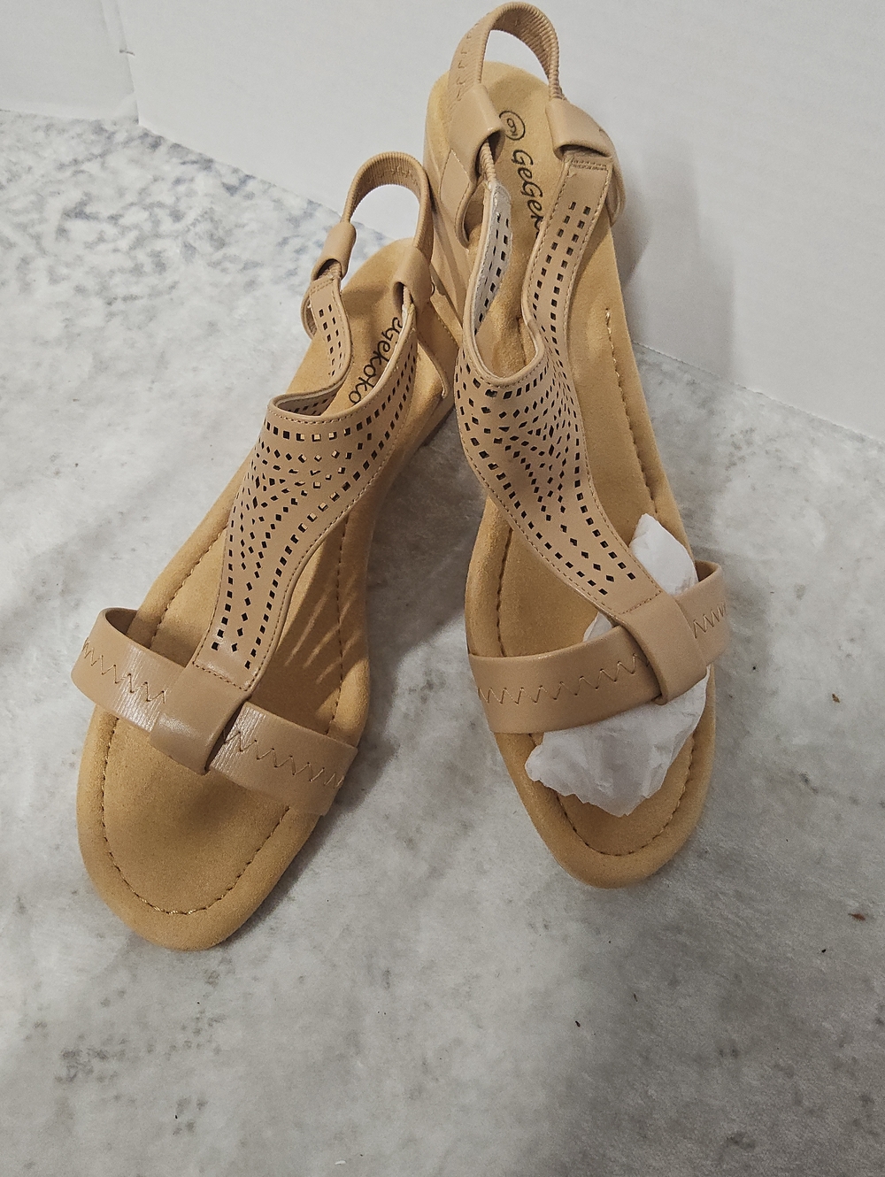 NWOT Gegekoko size 9 wedge Sandals tan